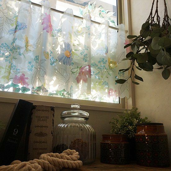 色鮮やかな花々の華やかなカフェカーテン＜セシール カフェ