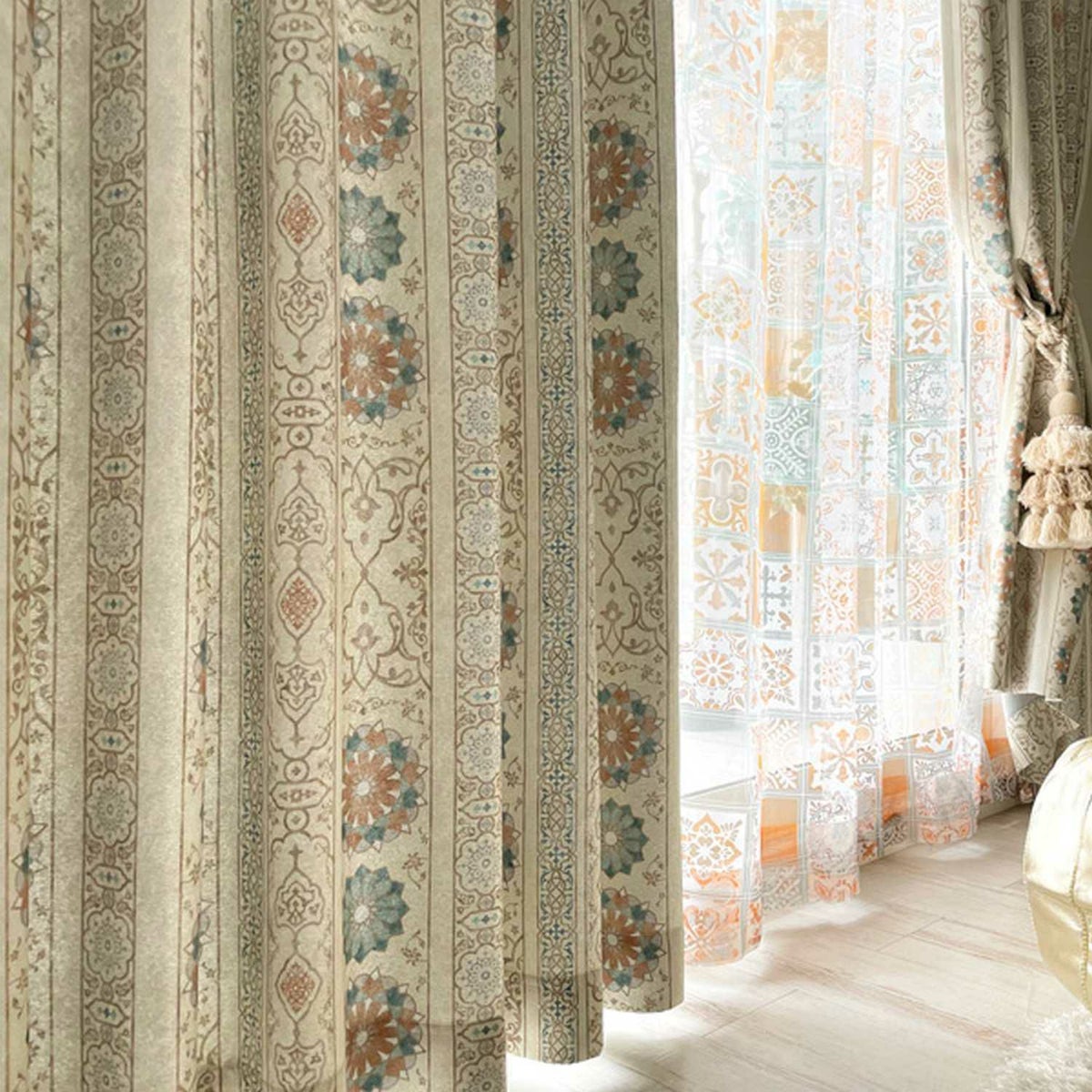 アラビックな幾何学模様デザインのカーテン＜アンティカモロッコ アイボリー＞