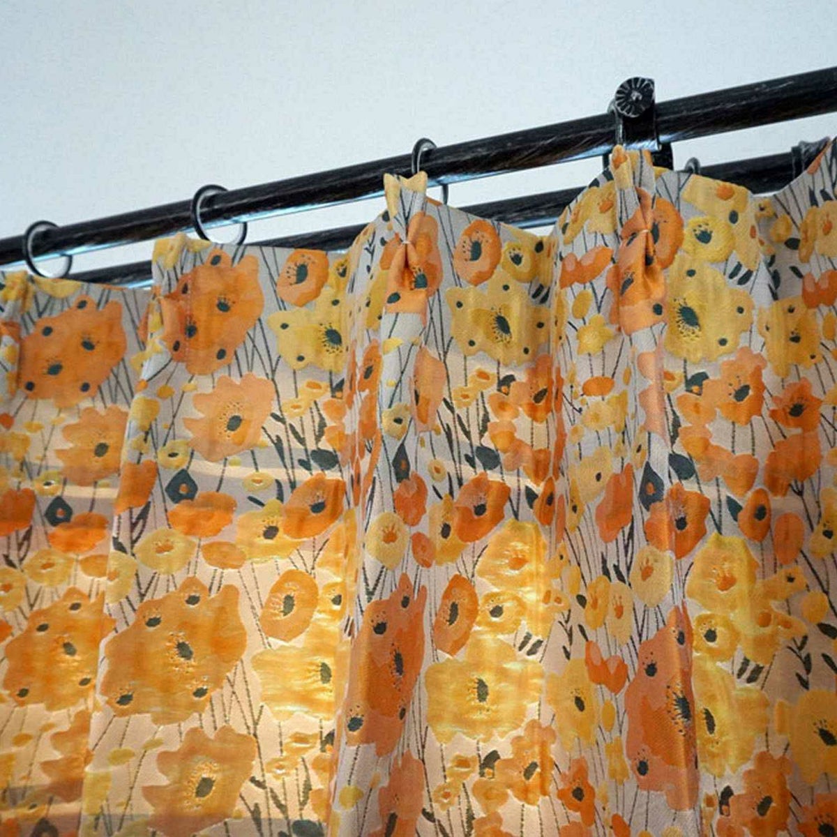 小花柄をジャガード織りで表現したカーテン　＜ポッピンブロッサム＞