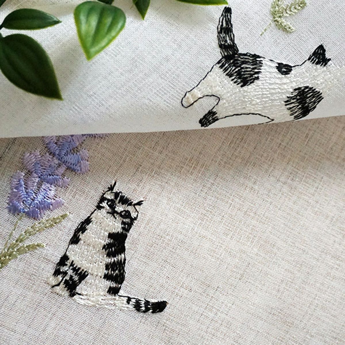 Lotti -ロッティ-】 白黒の猫ちゃんとラベンダーの刺しゅうがかわいい