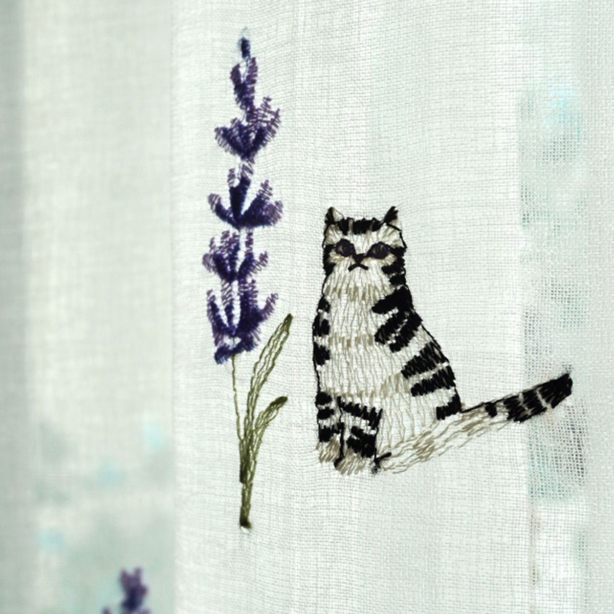 Lotti -ロッティ-】 白黒の猫ちゃんとラベンダーの刺しゅうがかわいい